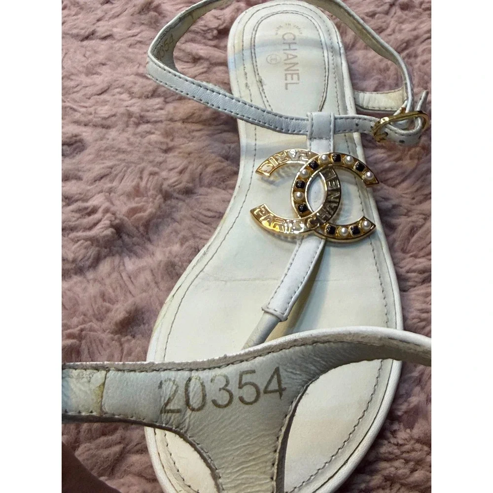 Chanel White Leather CC Logo Pearl Paris Thong Sandals Flat 37 20354